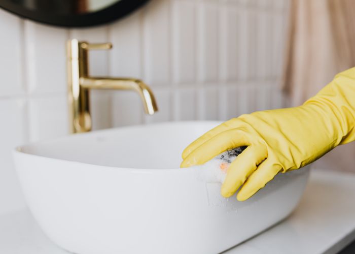 deep bathroom cleaning 2