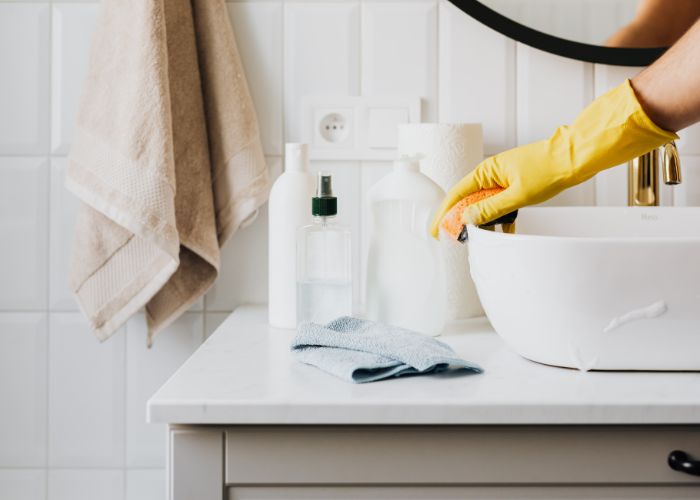 deep bathroom cleaning 4